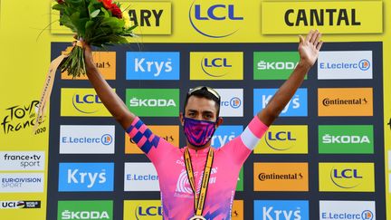 Dan Felipe Martinez sur le podium à Puy-Mary après sa victoire sur la 13e étape du Tour de France. (STUART FRANKLIN / AFP)