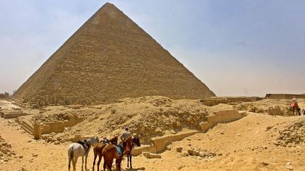 La grande pyramide de Khéops, sur le plateau de Gizeh en Egypte.&nbsp; (MARWAN NAAMANI / AFP)