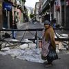 Une Bolivienne traverse une rue bloquée par une barricade, à La Paz (Bolivie), le 12 novembre 2019. (RONALDO SCHEMIDT / AFP)