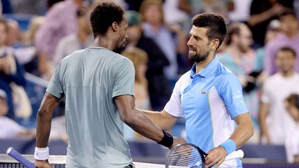 Gaël Monfils et Novak Djokovic après la victoire du Serbe jeudi 17 août à Cincinnati. (MATTHEW STOCKMAN / AFP)