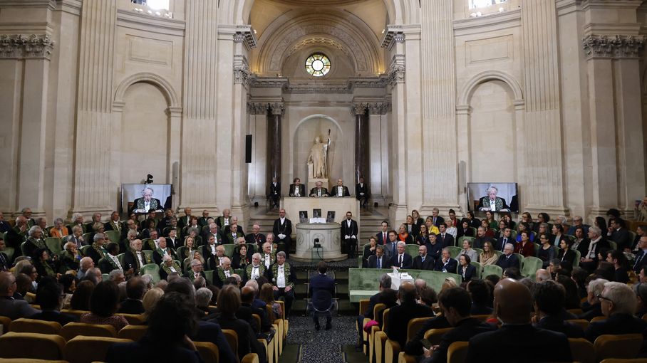 Emmanuel Macron reçoit le nouveau dictionnaire de l'Académie française sous la coupole de l'Institut