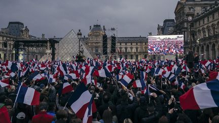 Les supporters d'Emmanuel Macron réunis sur l'esplanade du Louvre, à Paris, le 7 mai 2017.&nbsp; (DENIS MEYER / HANS LUCAS)