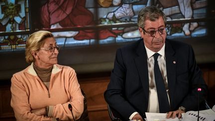 Isabelle et Patrick Balkany lors d'un conseil municipal à Levallois-Perret (Hauts-de-Seine), le 15 avril 2019. (STEPHANE DE SAKUTIN / AFP)