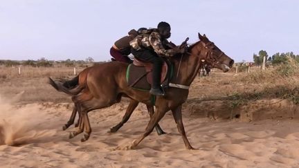 Les courses hippiques suscitent des vocations chez les jeunes Sénégalais.&nbsp; (CAPTURE ECRAN FRANCE 2)