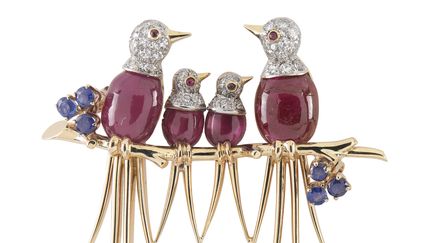 Van Cleef &amp; Arpels, Clip Oiseaux de 1946 en platine, or jaune, rubis, saphirs et diamants.&nbsp;Collection Van Cleef &amp; Arpels (VAN CLEEF & ARPELS)