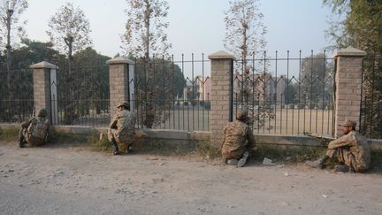 Des militaires pakistanais encerclent l'&eacute;cole avant de lancer l'assaut, mardi 16 d&eacute;cembre 2014, &agrave; Peshawar (Pakistan).&nbsp; (KHAN RAZIQ / ANADOLU AGENCY / AFP)