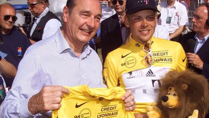 En 1998, Jacques Chirac, pr&eacute;sident de la R&eacute;pubique, pose avec le pr&eacute;c&eacute;dent vainqueur du Tour et maillot jaune, l'Allemand Jan Ullrich. (PIERRE ANDRIEU / AFP)