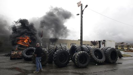 Des pneus brûlent devant l'usine GM&amp;S de La Souterraine, dans la Creuse, le 28 juin 2017.&nbsp; (PASCAL LACHENAUD / AFP)