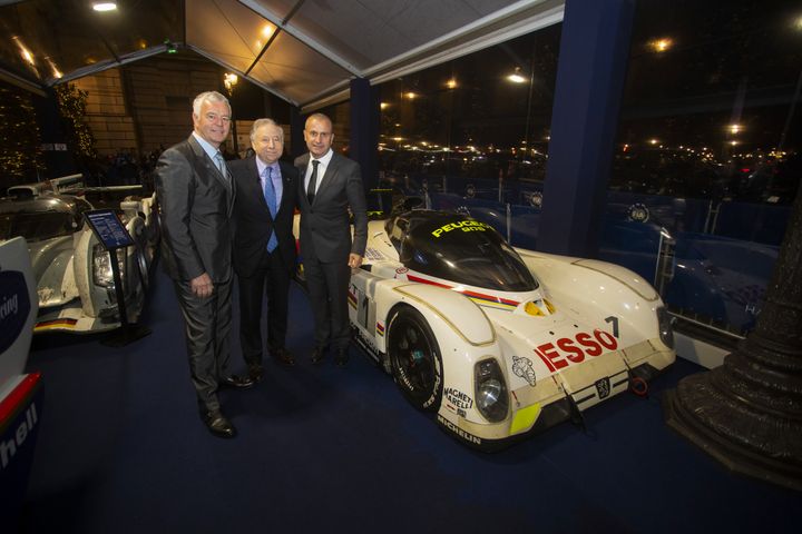 Jean Todt, Derek Warwick et Yannick Dalmas prennent la pose aux côtés de la mythique 905 (GREGORY LENORMAND / DPPI MEDIA)