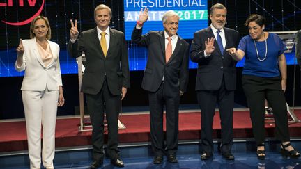 Carolina Goic, Jose Antonio Kast, Sebastian Pinera, Alejandro Guiller et Beatriz Sanchez, candidats à l'élection présidentielle ont participé à un débat télévisé le 6 novembre 2017.&nbsp; (MARTIN BERNETTI / AFP)