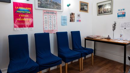 La&nbsp;salle d'attente vide d'un cabinet de médecin généraliste à Paris, le 24 février 2020. (RICCARDO MILANI / HANS LUCAS / AFP)