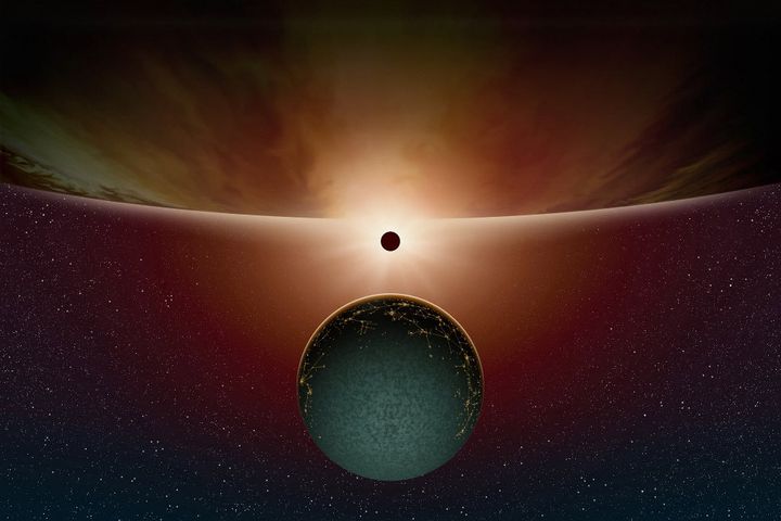 Vue d'artiste : "Eclipse&nbsp;et Exoplanètes". Un satellite d'une planète extrasolaire passe devant son étoile créant ainsi une éclipse totale. Au premier plan, un satellite habité. (Illustration) (MONDOLITHIC STUDIOS / NOVAPIX / LEEMAGE VIA AFP)