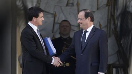 Le Premier ministre, Manuel Valls, et le pr&eacute;sident de la R&eacute;publique, Fran&ccedil;ois Hollande, le 2 avril 2014 &agrave; Paris. (PHILIPPE WOJAZER / REUTERS)