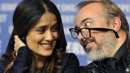 Salma Hayek est-elle vraiment amus&eacute;e par les pitreries de son r&eacute;alisateur Alex de la Iglesia? Ou est-elle tout simplement embarrass&eacute;e? (MORRIS MACMATZEN / REUTERS)