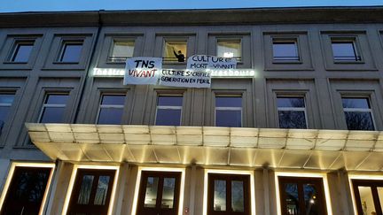 Les élèves du Théâtre national de Strasbourg occupent leur école le 10 mars 2021 pour protester contre la fermeture des lieux culturels. (CORINNE FUGLER / RADIO FRANCE)