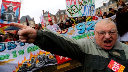 Des manifestants réclament la relaxe de huit ex-salariés d'une usine Goodyear&nbsp;devant le tribunal d'Amiens (Somme), le 11 janvier 2017. (FRANCOIS NASCIMBENI / AFP)