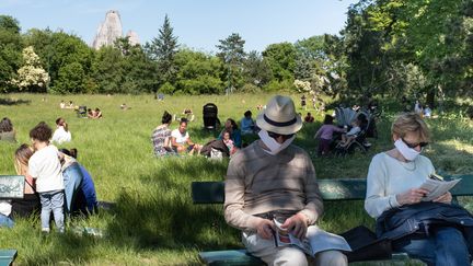 Au bois de Vincennes, à Paris, des habitants profitent du beau temps, mardi 19 mai 2020.&nbsp; (LAURENCE KOURCIA / HANS LUCAS / AFP)