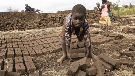 Un petit garçon contraint d'avoir un travail au Malawi. (AMOS GUMULIRA / AFP)