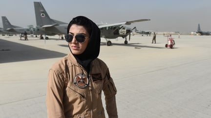 La pilote Niloofar Rahmani pose sur le tarmac de l'aéroport de Kaboul (Afghanistan), le 26 avril 2015. (SHAH MARAI / AFP)