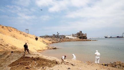 Des médecins légistes examinent le site de l'explosion à Beyrouth, le 6 août 2020. (THIBAULT CAMUS / POOL)