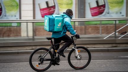 Un livreur Deliveroo, dans les rues de Lyon, en février 2022. (NICOLAS LIPONNE / HANS LUCAS)