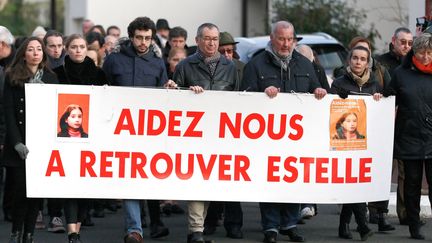 La famille d'Estelle Mouzin lors d'une marche silencieuse à Guermantes (Seine-et-Marne), quinze ans après la disparition de la petite fille, le 13 janvier 2018. (MICHEL STOUPAK / NURPHOTO/AFP)