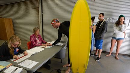 M&ecirc;me les surfeurs prennent part au vote en Californie. (KEVORK DJANSEZIAN / GETTY IMAGES)