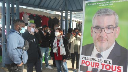 Le maire de Villiers-le-Bel (Val-d'Oise), Jean-Louis Marsac, en campagne sur le marché, le 9 juin 2020. (CLEMENT PARROT / FRANCEINFO)