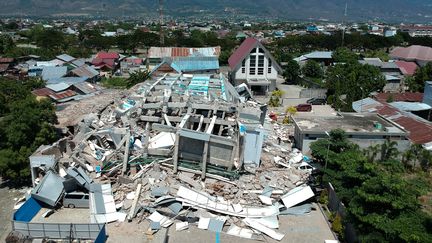 Un hôtel de dix étages effondré après le tremblement de terre suivi d'un tsunami survenu vendredi 28 septembre 2018 sur l'île de Célèbes, en Indonésie. (AZWAR / AFP)