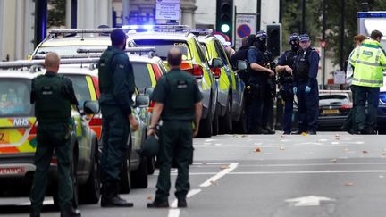 Des policiers se tiennent près de l'endroit où une voiture a renversé plusieurs personnes à Londres (Royaume-Uni), le 7 octobre 2017. (PETER NICHOLLS / REUTERS)