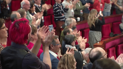 Dimanche 2 avril, 184 citoyens tirés au sort ont rendu leur rapport sur la fin de vie. Trois mois durant, ils ont planché sur la question de l'euthanasie et du suicide assisté. La majorité d'entre eux y est favorable. (Franceinfo)