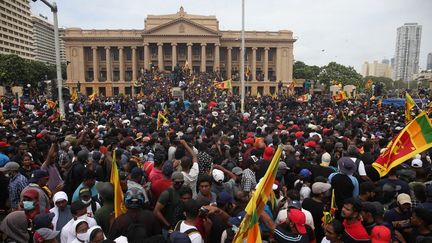 Des manifestants près du secrétariat présidentiel du Sri Lanka, à Colombo, le 9 juillet 2022. (PRADEEP DAMBARAGE / NURPHOTO / AFP)