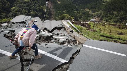 Les séismes meurtriers au Japon ont déformé le&nbsp;paysage, comme ici à Kumamoto, dimanche 17 avril 2015. (RICHARD ATRERO DE GUZMAN / ANADOLU AGENCY)