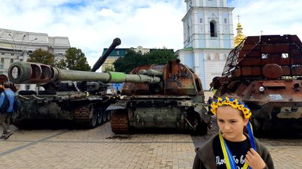 Place Mykhailivska, dans le centre de Kiev (Ukraine), début octobre 2022.&nbsp;Des restes de blindés russes sont exposés, pour rappeler l'ampleur des combats à plusieurs centaines de kilomètres plus à l'est. (NICOLAS TEILLARD / FRANCEINFO / RADIO FRANCE)