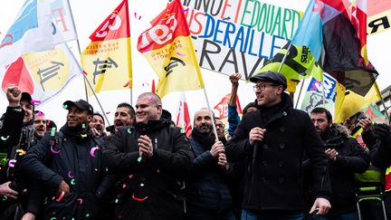 Des&nbsp;grévistes de la SNCF à la gare de Lyon, à Paris, mardi 7 janvier 2020. (SAMUEL BOIVIN / AFP)