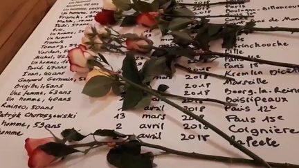 Lors de la cérémonie d'hommage aux morts dans la rue le 4 avril 2018, à l'Hôtel de ville de Paris. (BENJAMIN ILLY / FRANCEINFO)