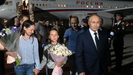 Russian President Vladimir Putin welcomes Russian citizens released in a prisoner swap with the West, at Vnukovo airport in Moscow, Russia, on August 1, 2024. (MIKHAIL VOSKRESENSKIY / SPUTNIK / AFP)