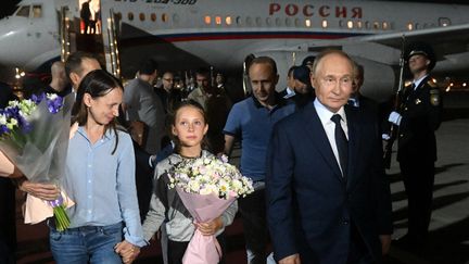 Le président russe, Vladimir Poutine, accueille les citoyens russes libérés lors d'un échange de prisonniers avec l'Occident, à l'aéroport de Vnoukovo, à Moscou (Russie), le 1er août 2024. (MIKHAIL VOSKRESENSKIY / SPUTNIK / AFP)