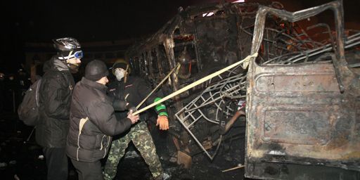 Des manifestants anti-gouvernementaux utilisent une catapulte artisanale (fabriquée à partir de l'épave d'un véhicule calciné) pendant les heurts avec la police le 20 janvier 2014. (Reuters - Gleb Garanich)