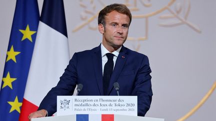 Le président de la République, Emmanuel Macron, lors de la réception des médailles olympiques et paralympiques de Tokyo, le 13 septembre 2021 à l'Elysée. (LUDOVIC MARIN / AFP)