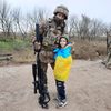 Danya, 7 ans, prend la pose avec un soldat, à Kherson, le dimanche 13 novembre 2022. (AGATHE MAHUET / RADIO FRANCE)