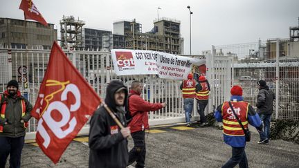 Des salari&eacute;s de Kem One manifestent devant le si&egrave;ge du groupe chimique &agrave; Lyon (Rh&ocirc;ne), le 1er mars 2013. (JEFF PACHOUD / AFP)