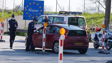 Des policiers belges contrôles les allers et venues à la frontière avec la France, près de Lille, en mars 2020. (SYLVAIN LEFEVRE / HANS LUCAS)