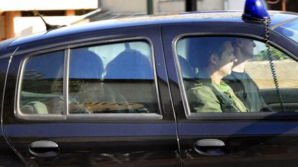 La police emm&egrave;ne Alexandrine Brugerolle de Fraissinette&nbsp;apr&egrave;s une nouvelle perquisition &agrave; son domicile, le 24 septembre 2008, &agrave; Issoire (Puy-de-D&ocirc;me). (THIERRY ZOCCOLAN / AFP)