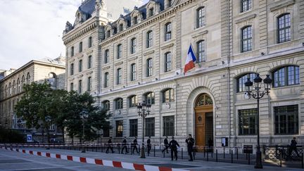 La façade de la préfecture de police de Paris après l'attaque commise en son sein, jeudi 3 octobre 2019. (DENIS MEYER / HANS LUCAS / AFP)