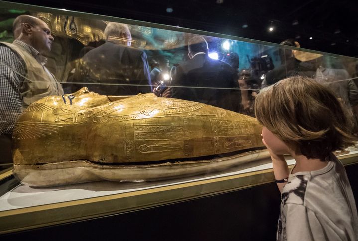 Un enfant contemple le sarcophage retrouvé de&nbsp;Nedjemankh présenté le 1er octobre 2019 au Caire.&nbsp; (KHALED DESOUKI / AFP)