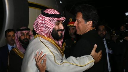 Le prince héritier saoudien, Mohammed Ben Salmane, à gauche, avec le premier ministre pakistanais, Imran Khan, à droite, à Islamabad, au Pakistan, le 17 février 2019. (HANDOUT / PID / AFP)