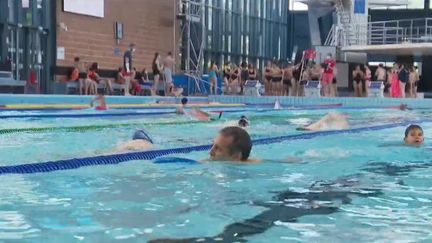 Mercredi 9 juin, les piscines rouvrent. Il y avait foule, ce matin, dans certains bassins. Exemple dans le Bas-Rhin. (CAPTURE D'ÉCRAN FRANCE 2)