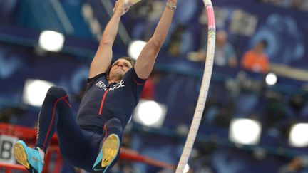 Renaud Lavillenie lors des qualifications de l'&eacute;preuve de saut &agrave; la perche des Mondiaux d'athl&eacute;tisme de Moscou, le 10 ao&ucirc;t 2013. (KIRILL KUDRYAVTSEV / AFP)