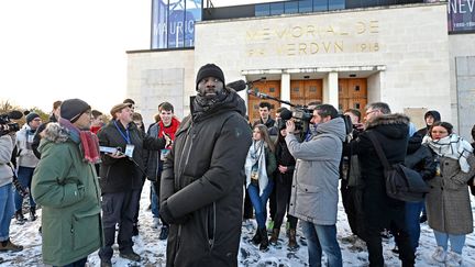 Omar Sy sur le champ de bataille de Verdun à Fleury-devant-Douaumont, le 15 décembre 2022 (FREDERIC MERCENIER / MAXPPP)